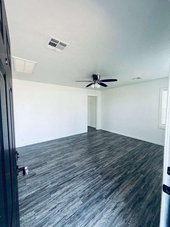 Building Photo - 636 NE 34th St