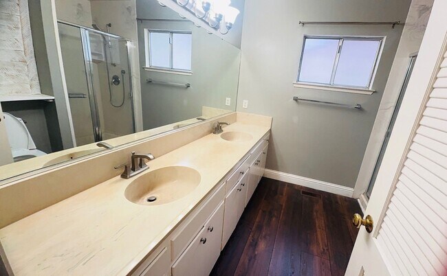 Building Photo - Beautiful Home with Golf course Views