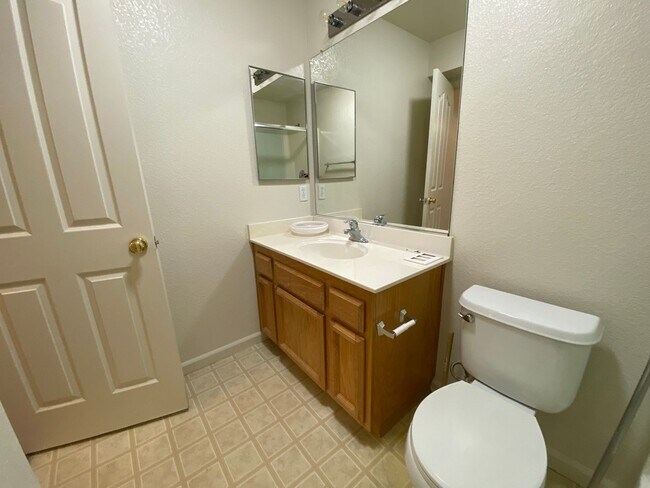 Building Photo - Spacious & Nice!