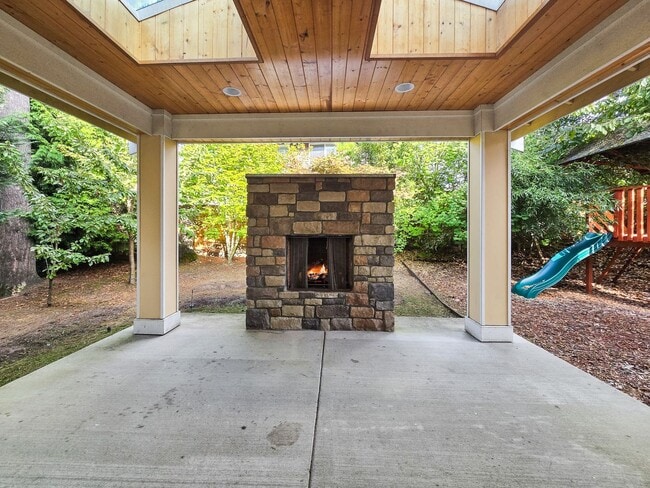 Building Photo - Modern 5-Bedroom Kirkland Home with Solar ...