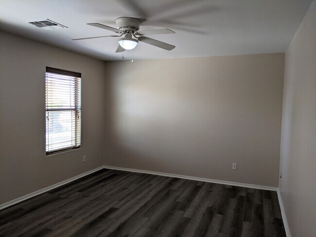 Building Photo - 4 Bedroom Home Near W Southern Ave and S 7...