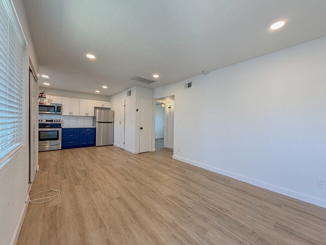 Building Photo - 719 N 12th Ave