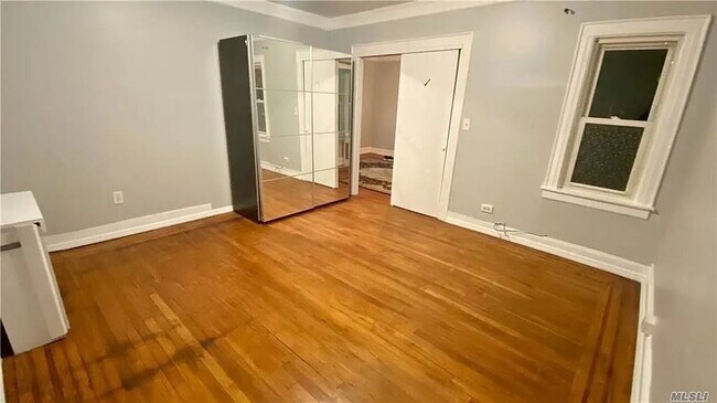 Building Photo - "Charming 3-Bedroom Unit in Queens – Spacious 900 Sq Ft Living!"