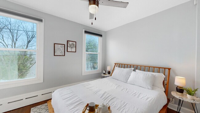 Primary bedroom with queen size bed - 4163 Tower St