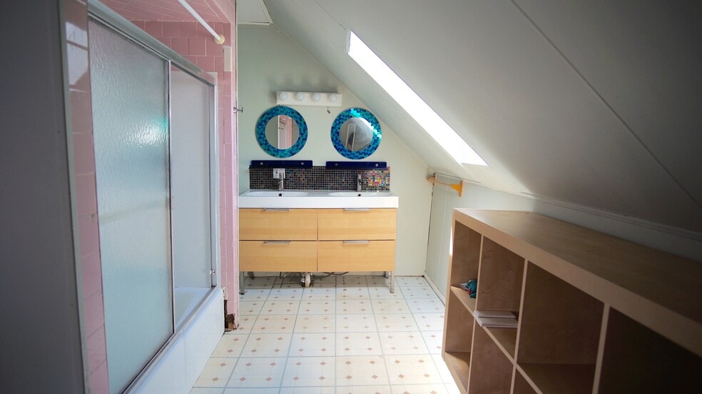 Building Photo - 48 America St