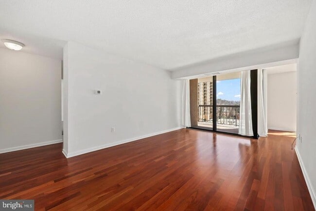 Building Photo - 4500 S Four Mile Run Dr