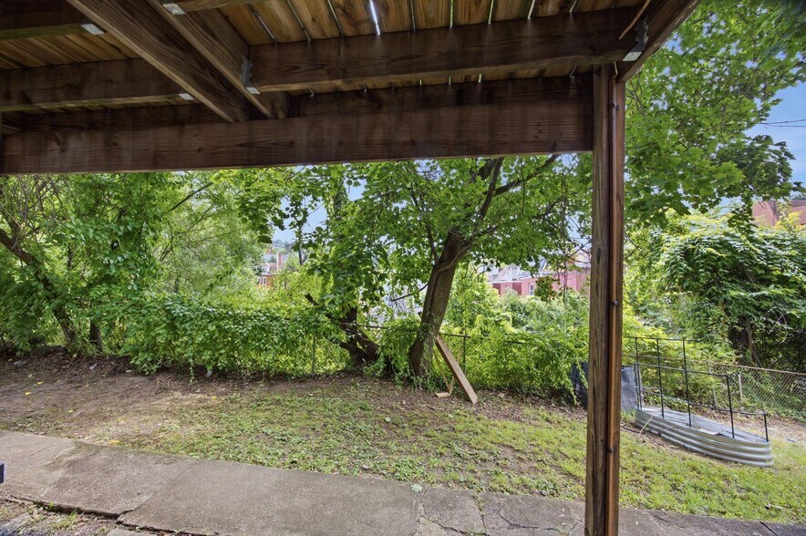 Building Photo - 225 Luray St