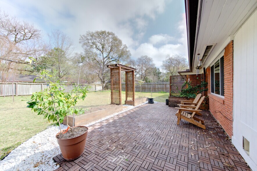 Building Photo - 6026 Clarewood Dr