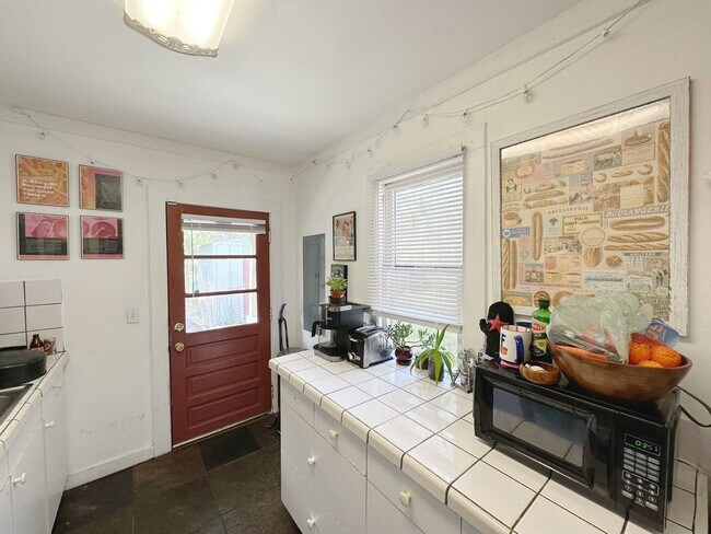 Building Photo - Lovely 2 Bedroom, 1 Bathroom Home in Fifth Avenue Neighborhood (w/ Study)