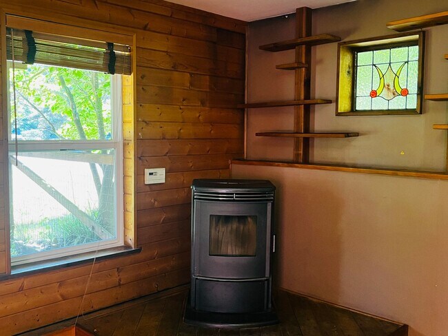 Building Photo - Wonderfully Eclectic Bainbridge Home, Perfect for Nature Lovers!