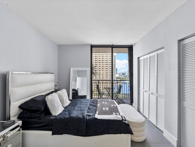 Building Photo - 540 Brickell Key Dr