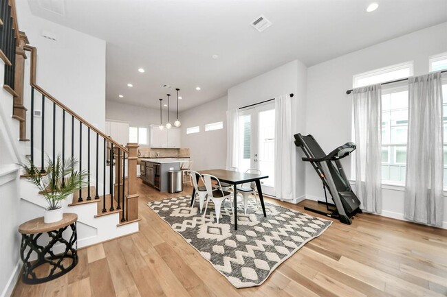 Building Photo - 1223 W 16th St