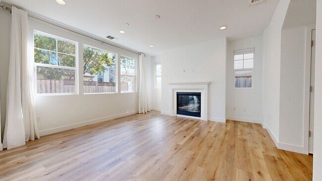 Building Photo - Bright & Beautiful 4 Bedroom 3 Full Bathroom Home!