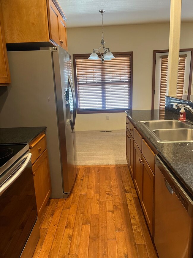 Building Photo - 3 Bedroom 2.5 Bath Townhouse