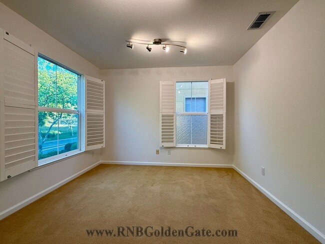 Building Photo - Gorgeous 3 bedroom, 2 and a half bathroom townhome in Hamilton Field for rent!