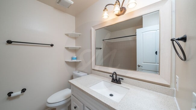 Building Photo - Cute Updated Townhome Near the Powers Corr...