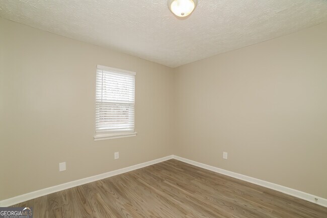 Building Photo - 5885 S Quail Dr