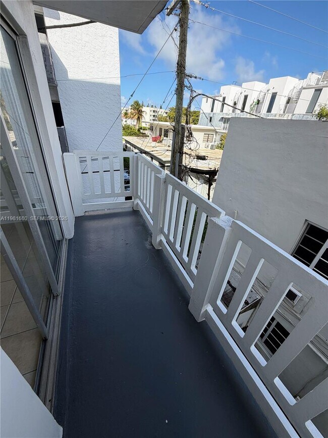 Building Photo - 2001 Bay Dr