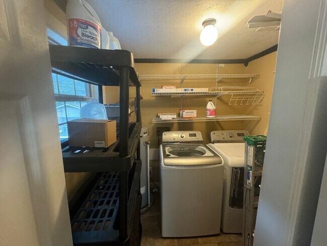 Building Photo - 5112 Kraft St