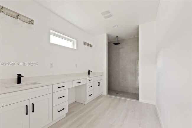 Building Photo - 746 Harriet Ave SW