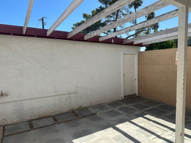 Building Photo - SE!!! Townhouse, Community Pool, Clubhouse...
