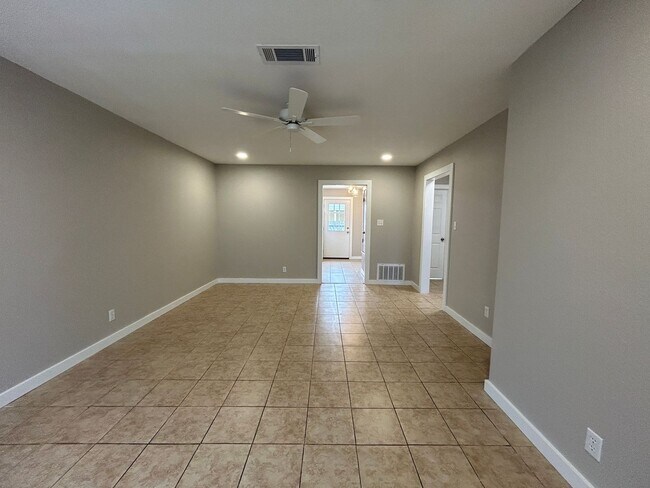 Building Photo - Modern 2 Bed for Rent – Minutes from Pinnacle Hills and Pleasant Crossing