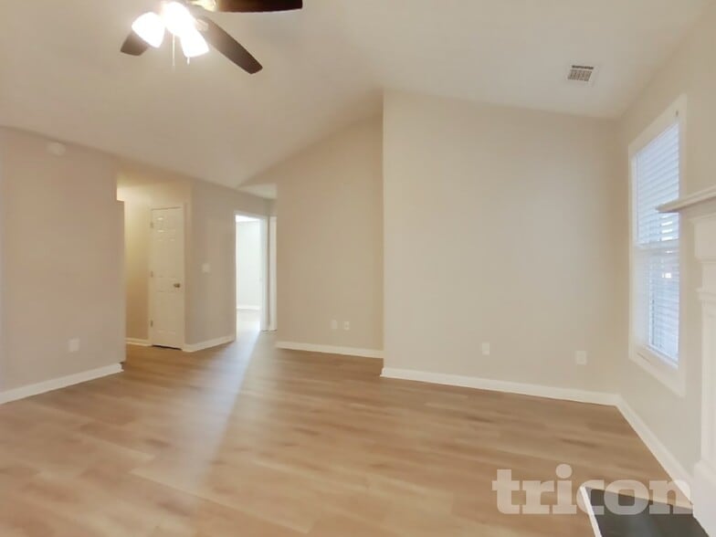 Building Photo - 20 E Lawn Dr