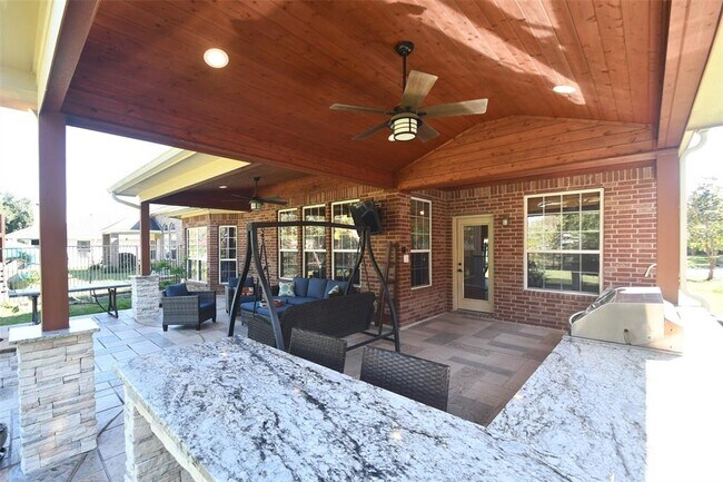 Building Photo - 18526 W Laura Shore Dr