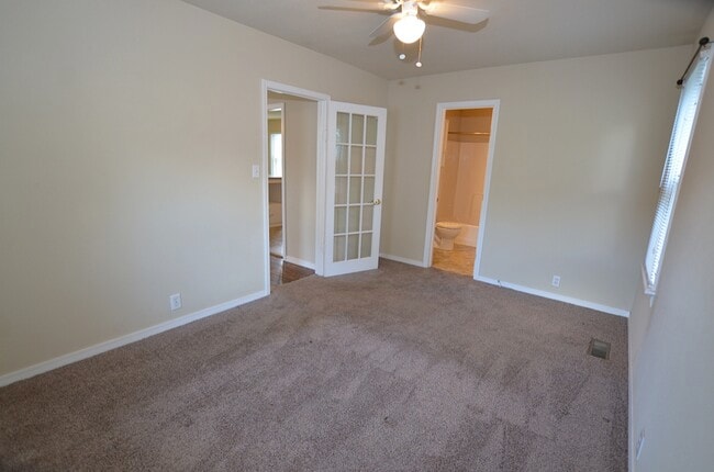 Building Photo - 712 S Apple St