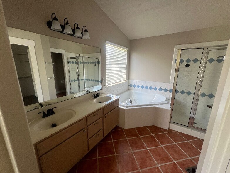 Building Photo - 114 Sweet Berry Dr