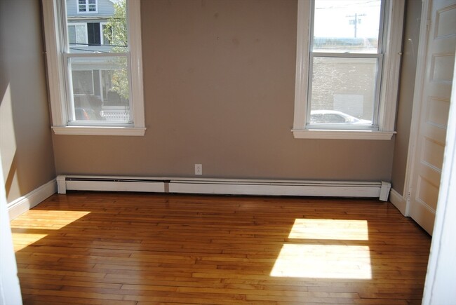 Building Photo - 137 Belmont St