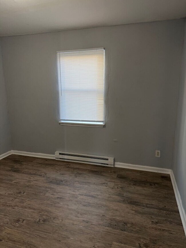 Building Photo - Spacious 2-Bedroom, 1-Bath Unit in Central Norfolk