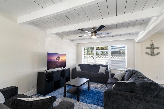 Building Photo - 2501 NE 12th St