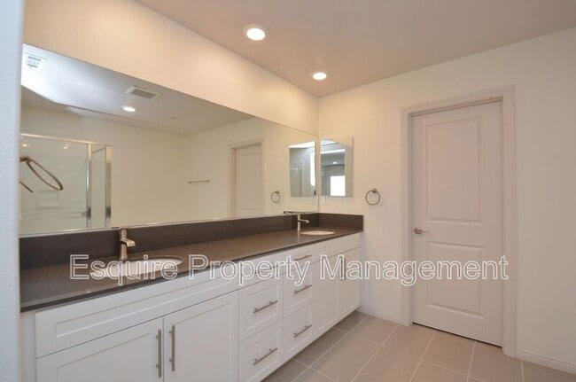 Building Photo - 370 Serra St