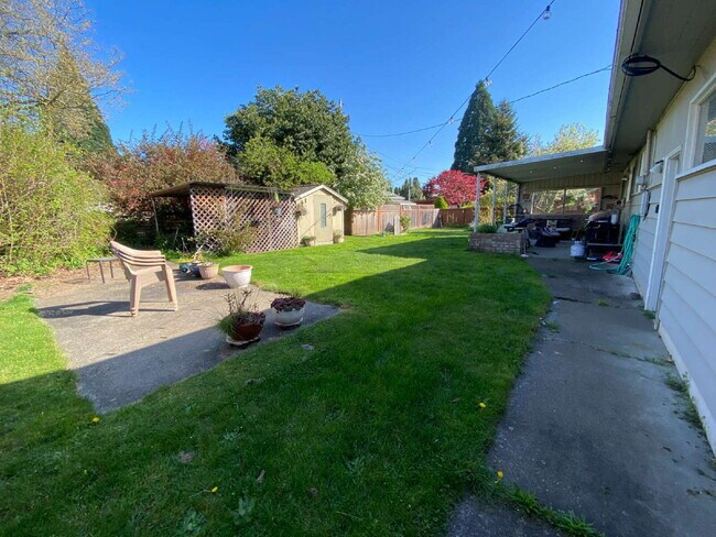 Building Photo - Massive Fenced Yard, Spacious 3BR Near Hospital, Shopping & Waterfront in Prime Bellingham Location