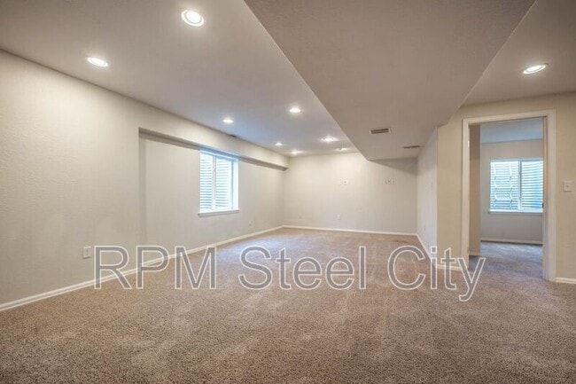 Building Photo - 265 N Paramount Ln