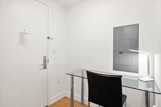 Building Photo - 420 E 54th St