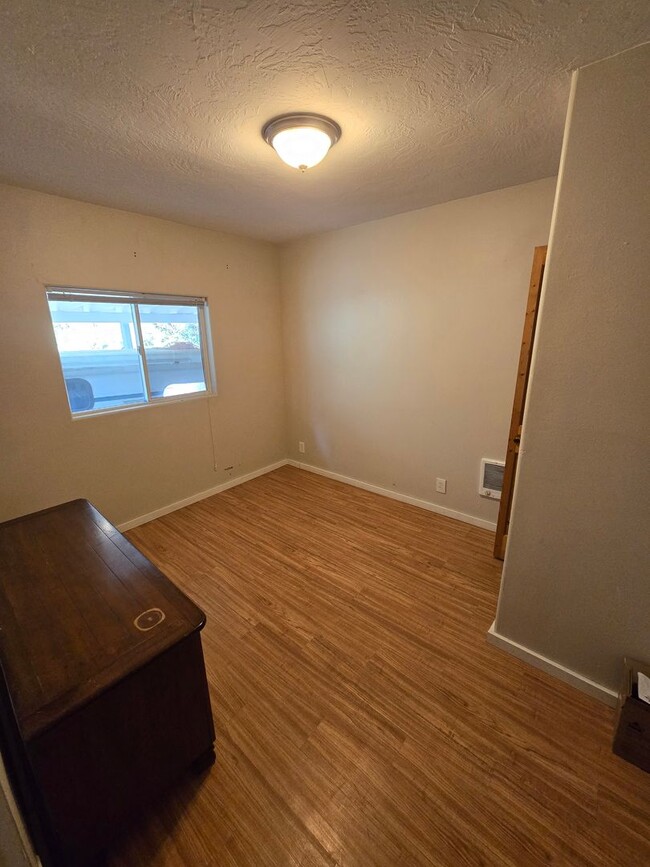 Building Photo - Great Single Level Home in Oakridge!