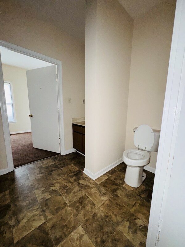 Building Photo - 1323 E 10th St