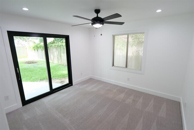 Building Photo - 2219 Chantilly Ln