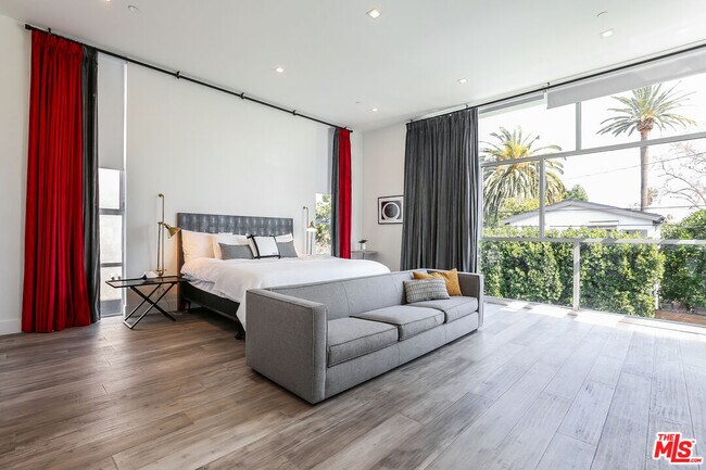 Building Photo - 912 N Crescent Heights Blvd