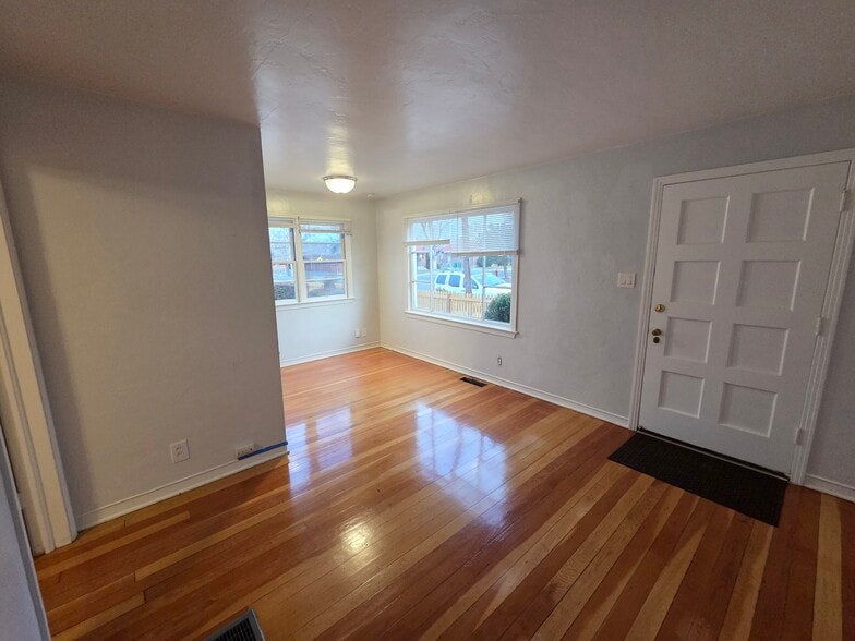 Building Photo - 849 Roberts St