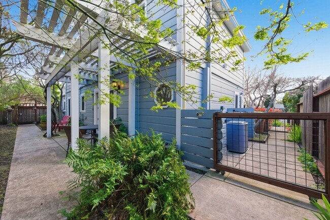 Building Photo - 1901 Spencer St