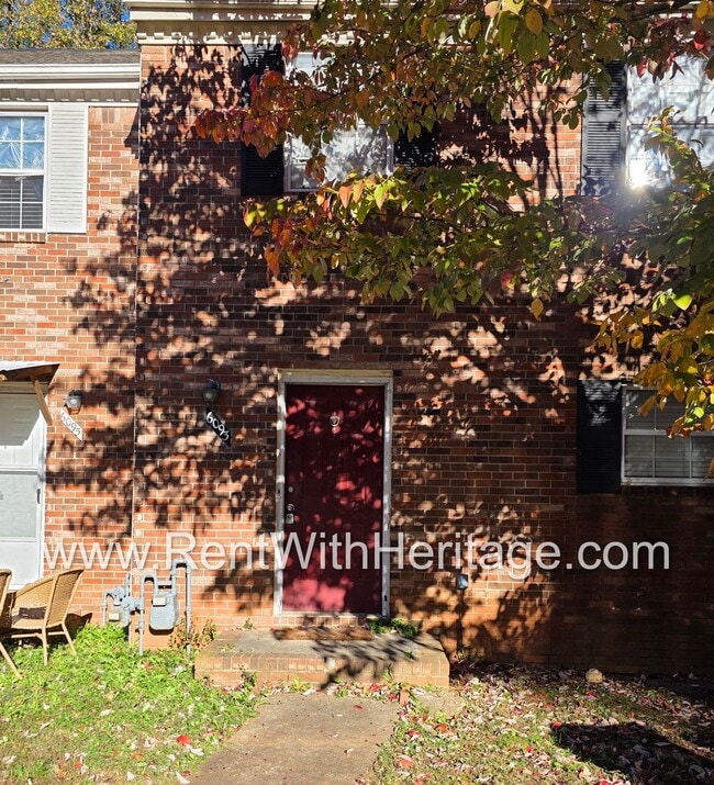 Building Photo - Amazing 2 bedroom, 1.5 bath townhome/ Great Roommate Floorplan / Great Location