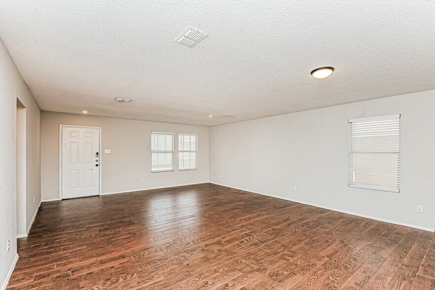 Building Photo - 8705 Stonebriar Ln