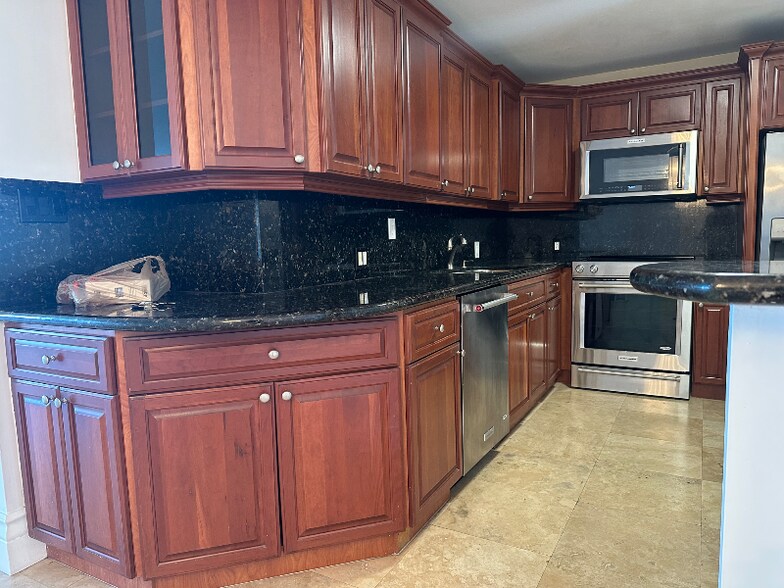 Building Photo - 11 Island Ave