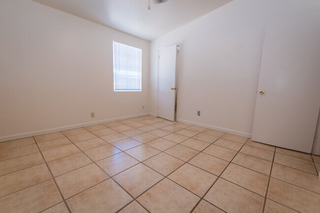Building Photo - 4 Bedroom, 1½ Bath Home with Central A/C, ...