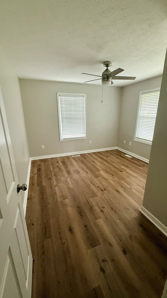Building Photo - 834 Strawberry Ln