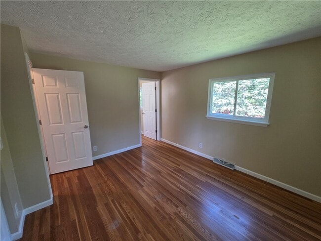 Building Photo - 32 Golden Rod Ln