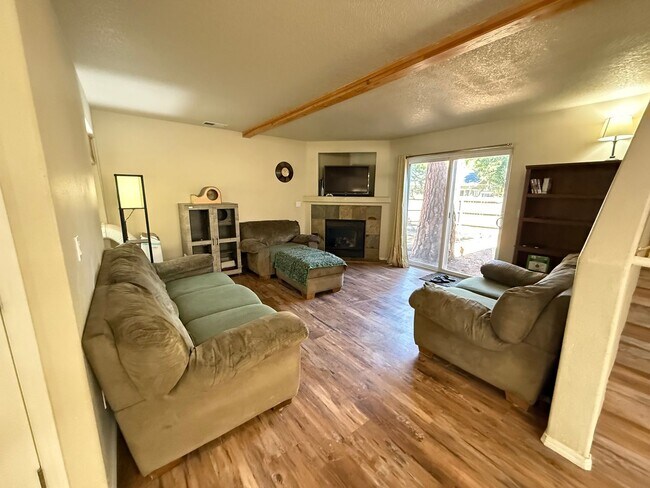 Building Photo - Fantastic 3 Bed/2.5 Bath Single Family Home in SE Bend